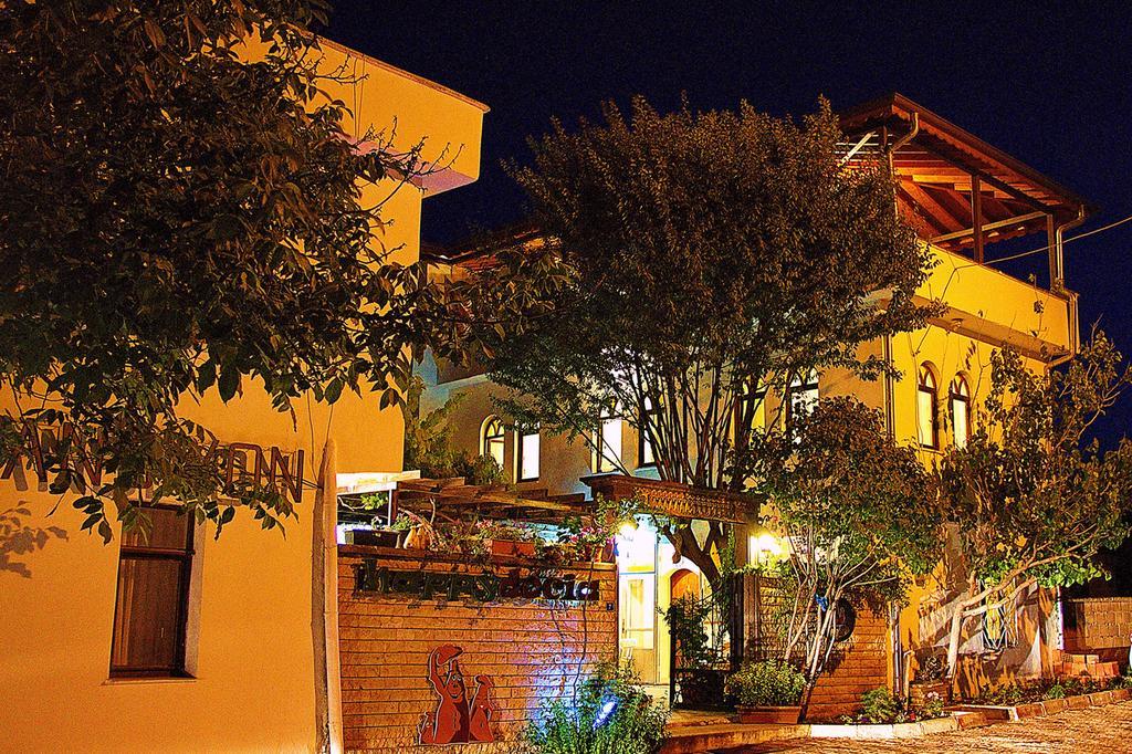 Bed and Breakfast Happydocia Göreme Esterno foto